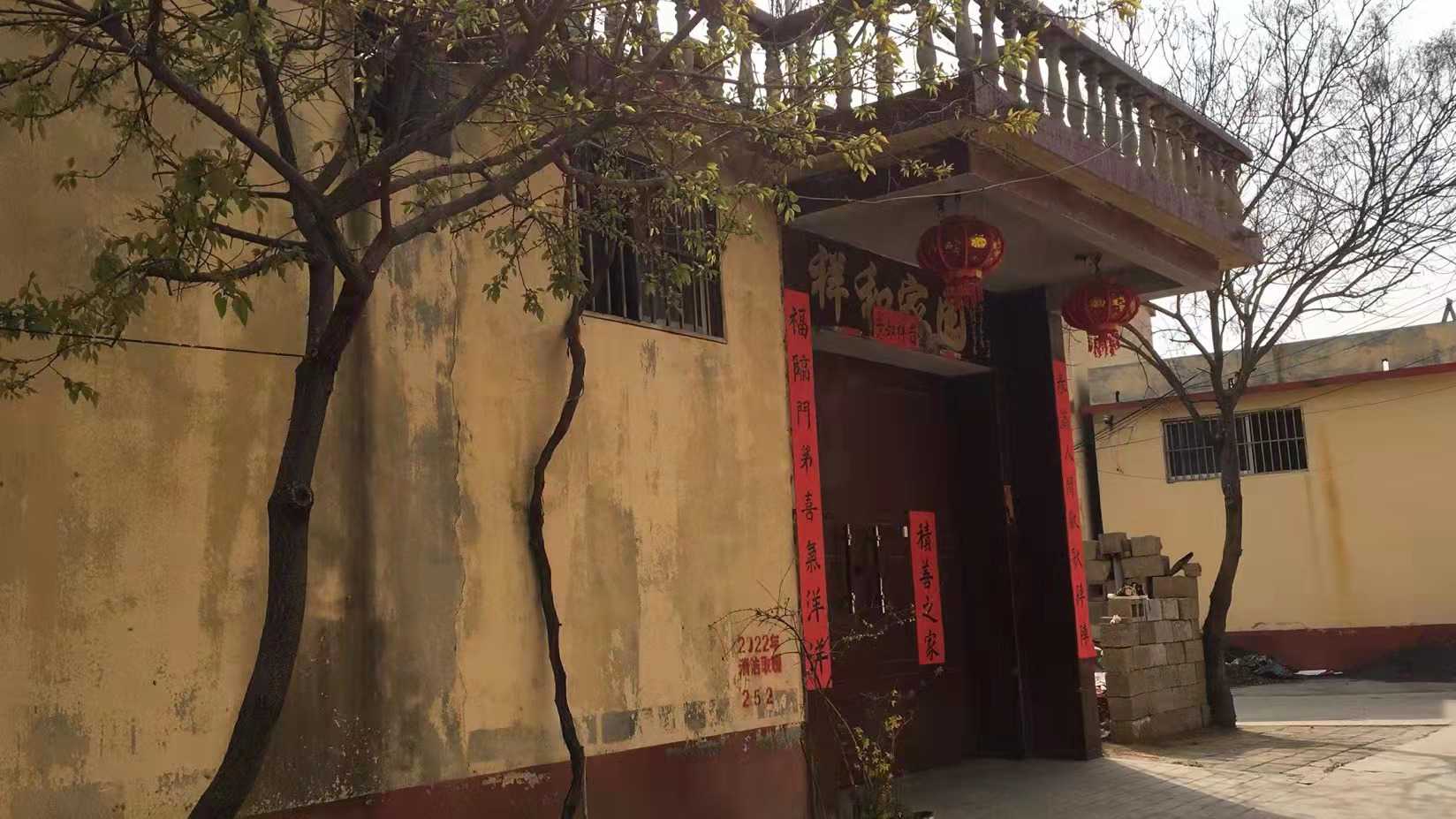 老家门口.jpg